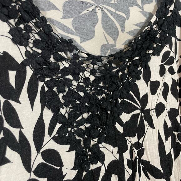Studio Works Women's Plus Size Black & White Floral Top - Size 2X - Crochet Lace - Picture 3 of 7